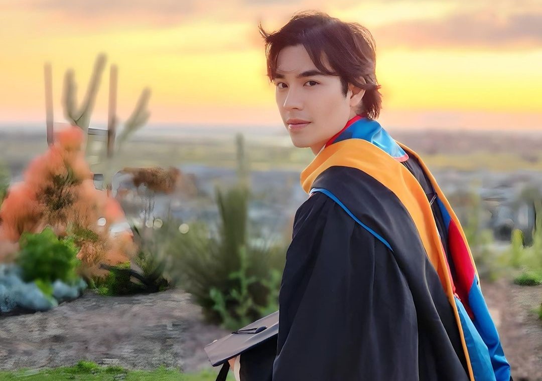 "เอม สรรเพชญ์" ลูก "ดู๋ สัญญา" หล่อเท่ในชุดรับปริญญา