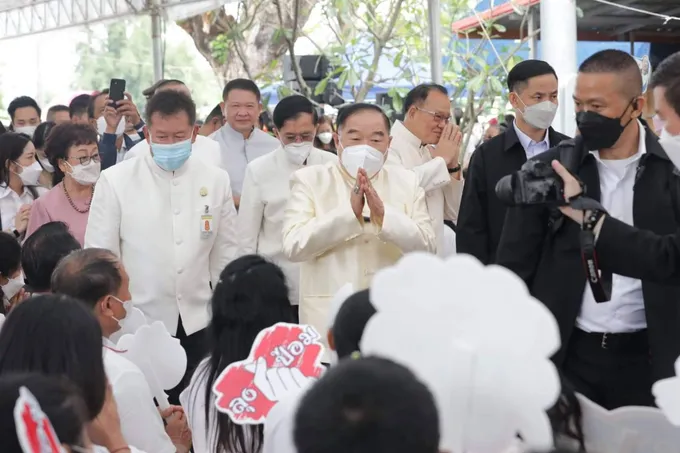 "ประวิตร" อารมณ์ดีประธานพิธีอุ้มพระดำน้ำ ชาวเพชรบูรณ์ร่วมงานคึกคัก ชูป้าย "รักลุงป้อมสุดใจ"