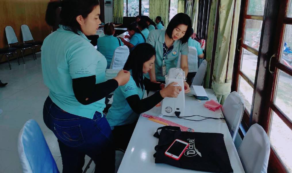 อุทยานแห่งชาติอ่าวพังงา สอนทำหน้ากากอนามัยจากผ้าลดเสี่ยงติดโควิด-19 ให้จนท. 