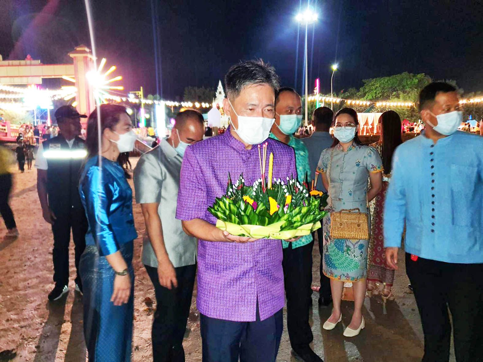 นักท่องเที่ยวคึกคักร่วมงานประเพณีลอยกระทงที่ริมอ่าวประจวบฯ 