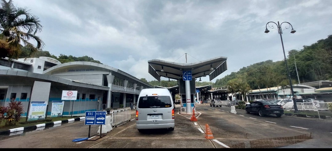 จนท. ตรวจคนเข้าเมืองเบตงติดป้ายเตือนห้ามคนไทยดื่มกินหรือนำผลิตภัณฑ์ที่มีส่วนผสมกัญชาข้ามแดน ระวังมีโทษหนัก