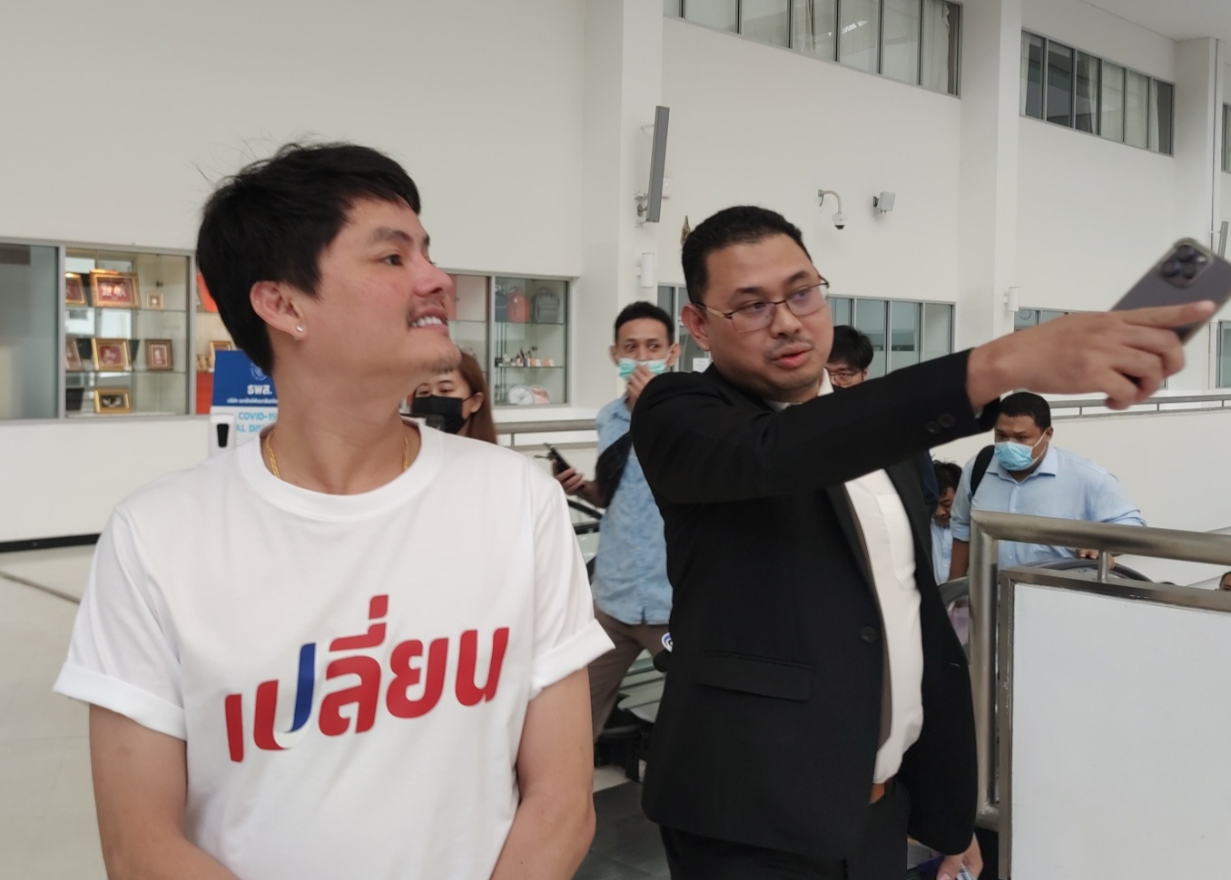 "นอท กองสลากพลัส"เดินทางมาฟังคำสั่งฟ้องคดีขายสลากเกินราคา