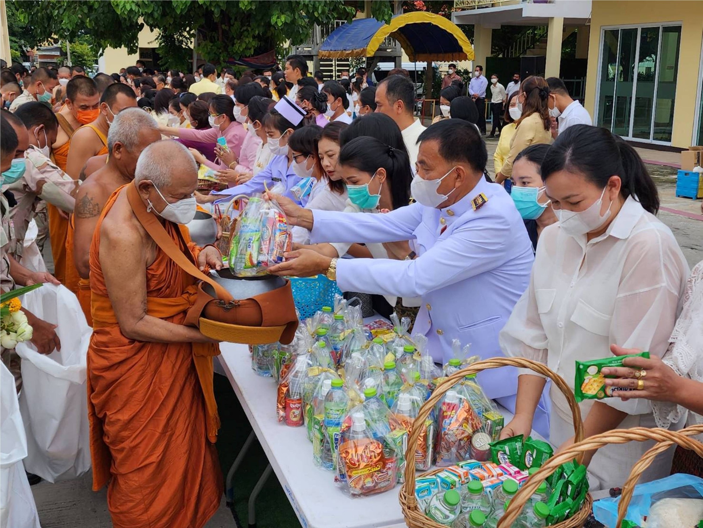 ผู้ว่าฯ นำชาวบุรีรัมย์ ทำบุญตักบาตร ถวายพระกุศล สมเด็จพระสังฆราช