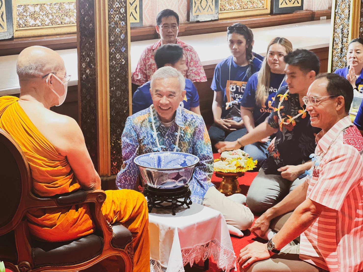 "สุวัจน์-กรณ์" ขอพรเจ้าอาวาสวัดบวรฯมอบพระไพรีพินาศ อวยพรให้ชนะทุกสิ่ง พร้อมเล่นน้ำสงกรานต์ถนนข้าวสาร