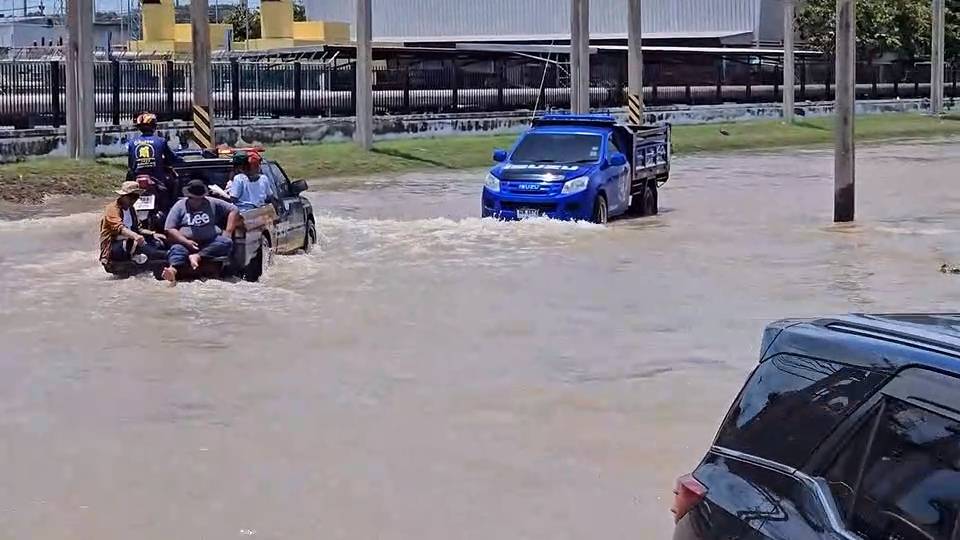 ฝนตกกระหน่ำ 3 วันติด นิคมอุตสาหกรรมหนองแคน้ำท่วมสูง 50 ซม. กู้ภัย-ทหาร-ฝ่ายปกครองเข้าช่วยเหลือ 