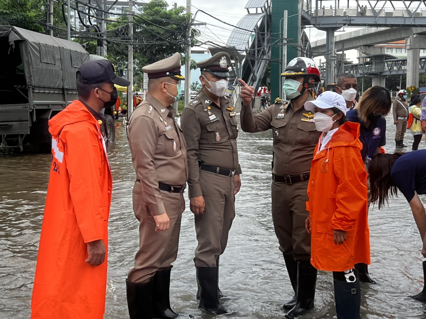 "รองเด่น"สั่งระดมตำรวจจราจร เตรียมพร้อมรับมือฝนตกหนักเย็นนี้ หวั่นน้ำท่วมขังรถติดหนัก