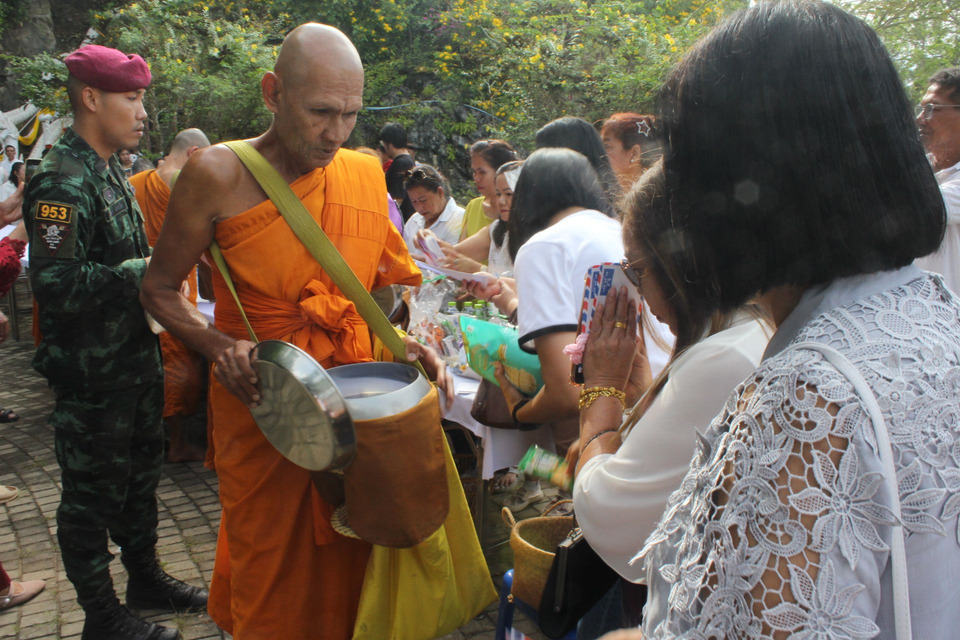 พุทธศาสนิกชนยะลา ร่วมตักบาตรเทโว วัดหน้าถ้ำ สืบสานประเพณีวันออกพรรษา