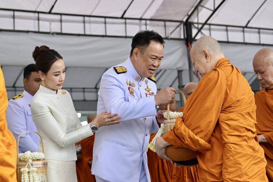 "นายกฯ อนุทิน"  ปธ.พิธีเจริญพระพุทธมนต์ ทำบุญตักบาตรถวายพระราชกุศล วันคล้ายวันพระบรมราชสมภพในหลวง ร.9