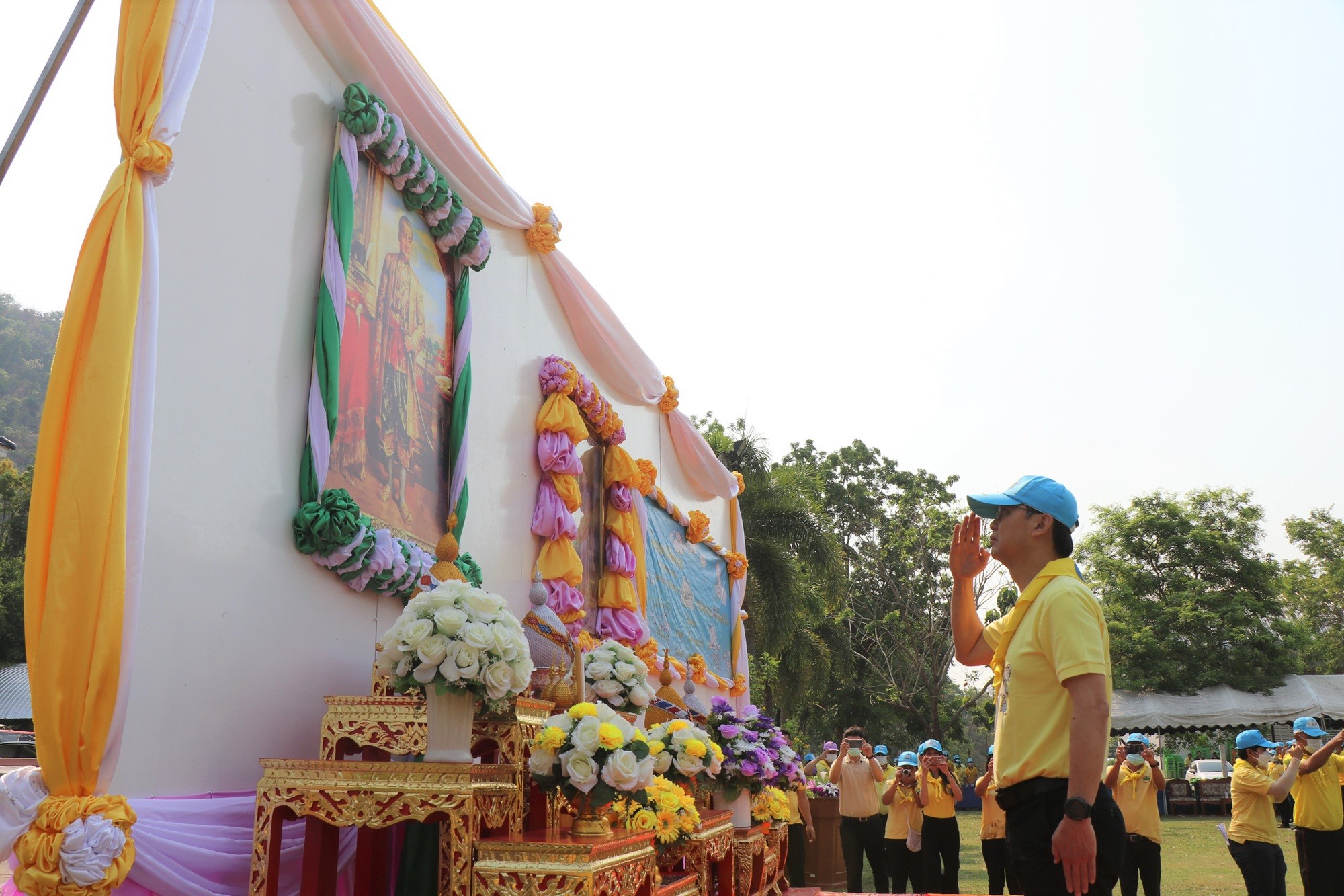 ผู้ว่าฯกาญจนบุรีนำจิตอาสาพระราชทานร่วมปรับภูมิทัศน์ริมถนนหลวงเนื่องในวันจักรี