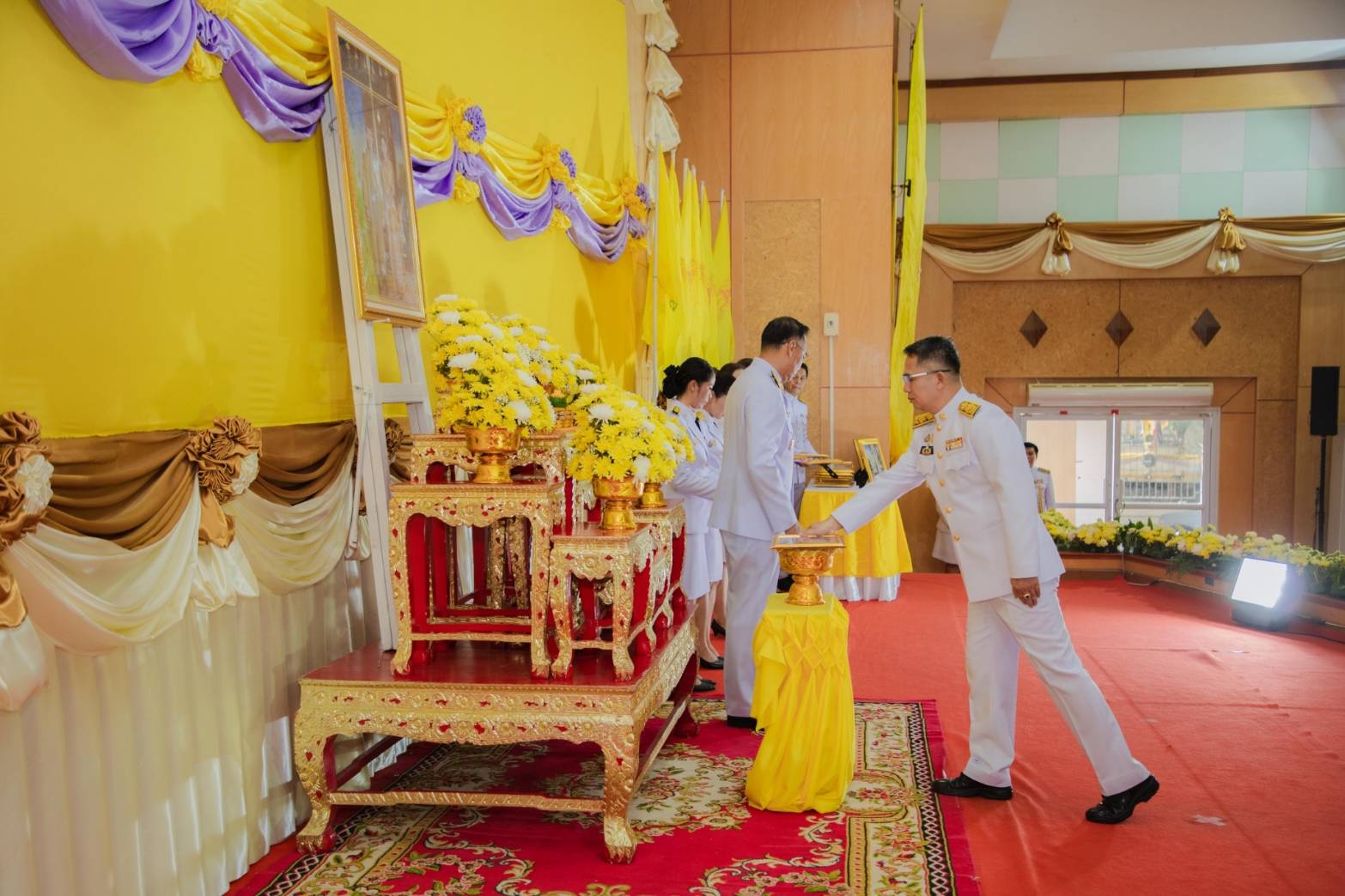 ยโสธร จัดพิธีรับพระราชทานพระบรมฉายาลักษณ์ ในหลวง-พระราชินี