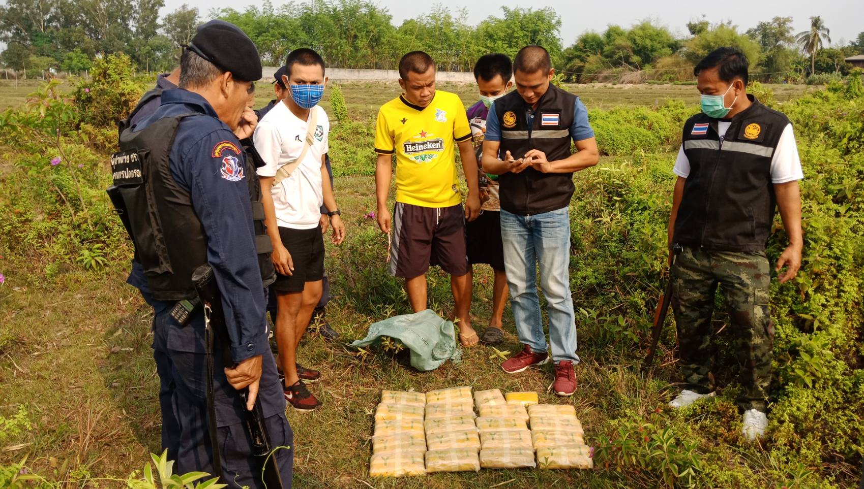 ชาวบ้านออกเลี้ยงควายเจอกระสอบบรรจุยาบ้า 116,000 เม็ด โร่แจ้งปกครองเข้าตรวจสอบ