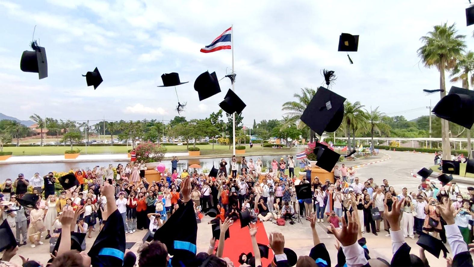 ม.แสตมฟอร์ดหัวหิน-ชะอำจัดพิธีโยนหมวกปริญญานานาชาติฉลองความสำเร็จผู้จบการศึกษา 