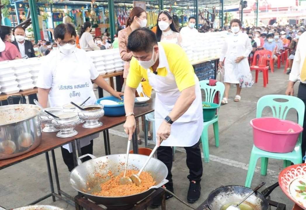 "ธรรมนัส" ลงมือทำอาหารแจกชาวบางเขน พร้อมแนะใครลำบาก แจ้งเพจ "ธรรมนัส พรหมเผ่า" ได้