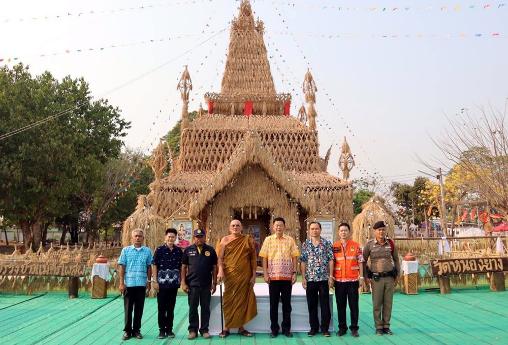 ผู้ว่าฯอ่างทอง ชื่นชมพระธาตุรวงข้าวแม่ศรีโพสพฉลองเทศกาลสงกรานต์
