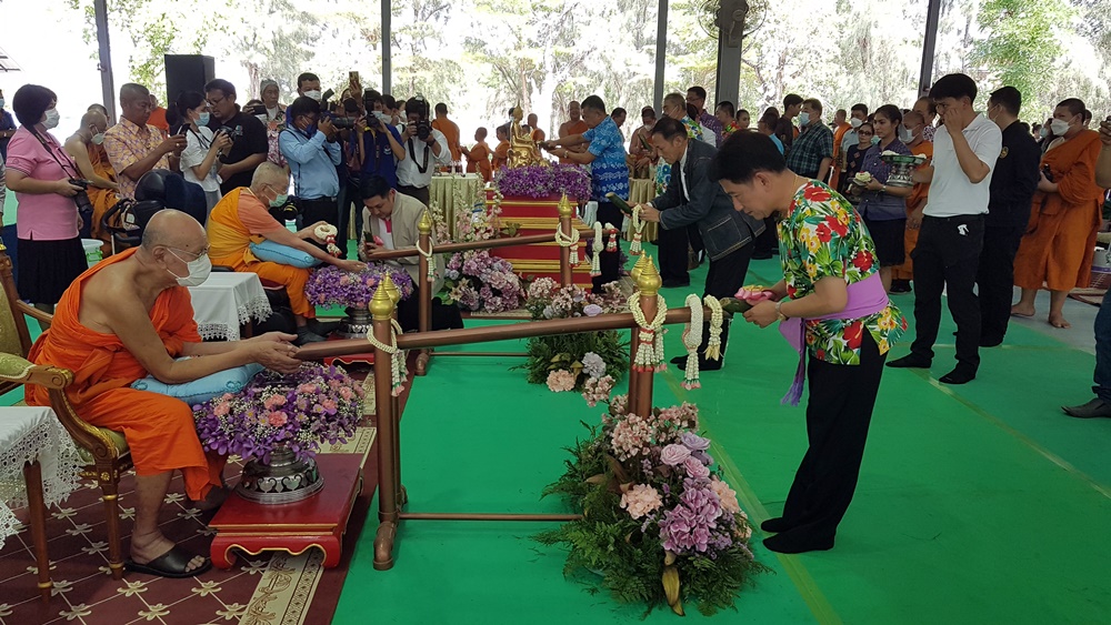 ชาวสุพรรณฯ สรงน้ำพระวิถีใหม่นิวนอร์มอล แจกหลวงพ่อโตรุ่นโคตรรวย