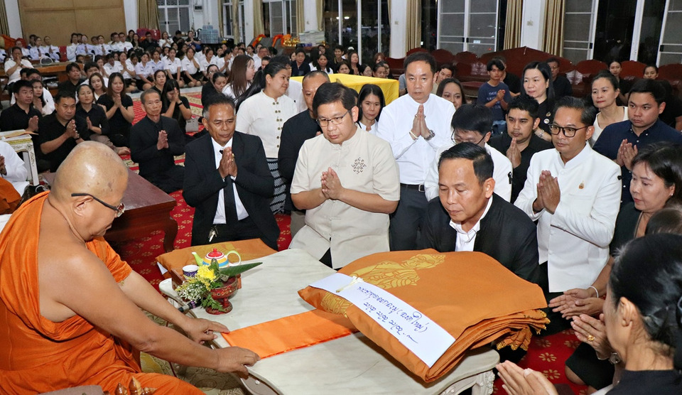 แม่ฮ่องสอนสืบสานประเพณีถวายผ้าส่างกานคำ ห่มพระธาตุดอยกองมู เชื่อเสริมสิริมงคลรับหน้าหนาว