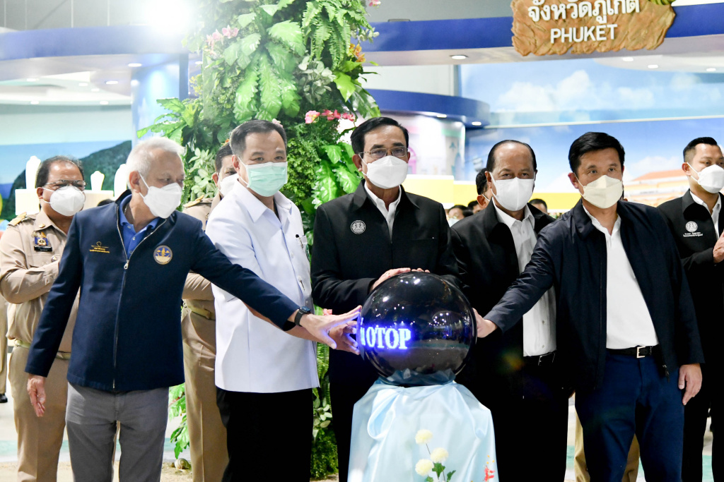 นายกฯ เปิดศูนย์จําหน่ายสินค้าโอทอปอันดามัน ซื้อ "สร้อยไข่มุก-กระเป๋าถือหนังปลากระเบน" เป็นของขวัญปีใหม่ภริยา