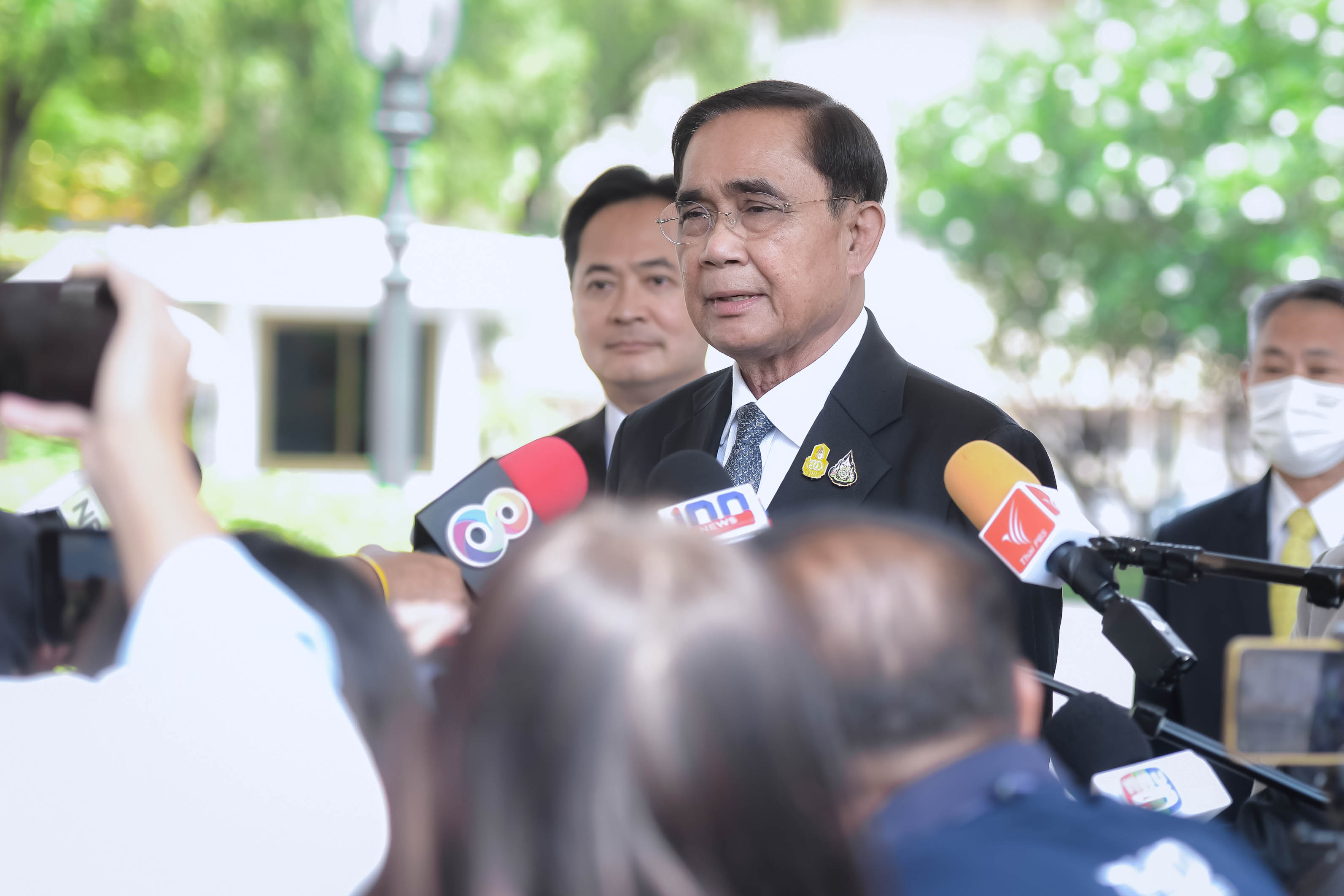 "นายกฯ" อ่อนเพลียจับแขนทีมงาน ขึ้นตึกไทยฯ หลังทำงาน-หาเสียงหนัก บอกไม่หวั่นหลายพรรคหาเสียงภาคใต้ ขออย่าขัดแย้ง