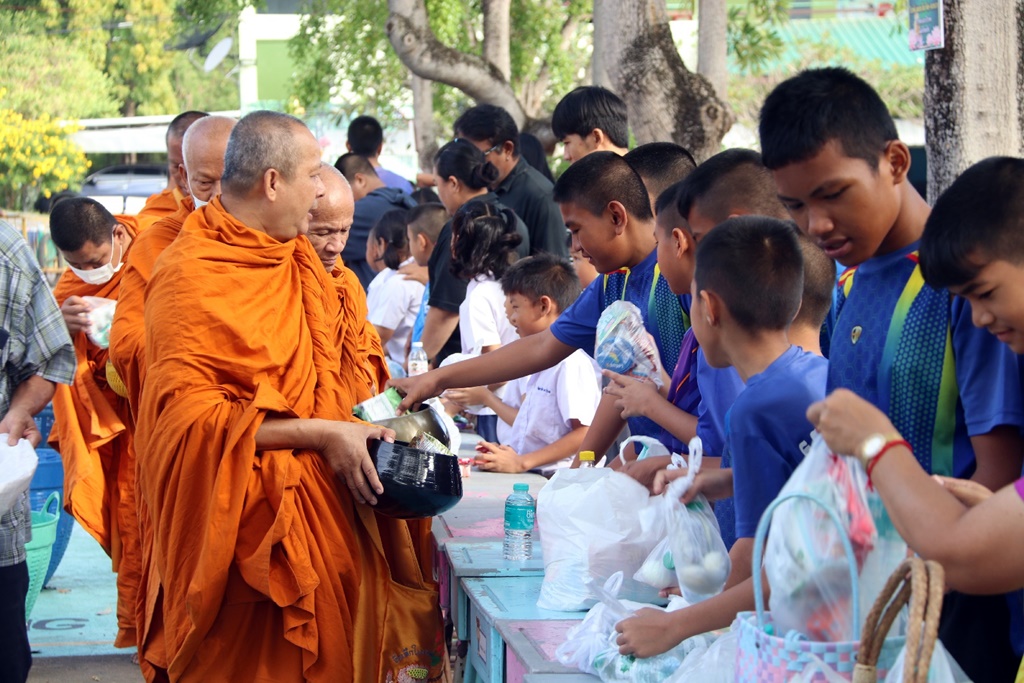 รร.บ้าน กม.5 นำนักเรียน ผู้ปกครอง ร่วมทำบุญตักบาตร เนื่องในวันชาติและวันพ่อแห่งชาติ
