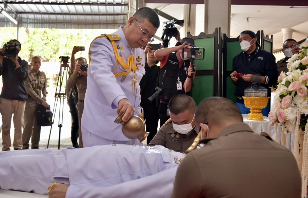ผบ.ตร.บินด่วน!! รดน้ำศพสืบสวนเมืองยโสธร ปูนบำเหน็จกรณีพิเศษ 3 ขั้นยศเป็น "พล.ต.ต."