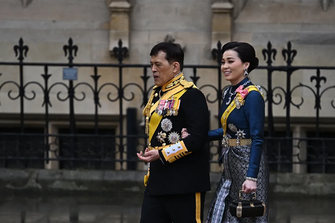 พระบาทสมเด็จพระปรเมนทรรามาธิบดีศรีสินทรมหาวชิราลงกรณ พระวชิรเกล้าเจ้าอยู่หัว รัชกาลที่ 10 พร้อมด้วยสมเด็จพระนางเจ้าสุทิดา พัชรสุธาพิมลลักษณ พระบรมราชินี เสด็จพระราชดำเนินเยือนประเทศอังกฤษ เพื่อทรงร่วมพระราชพิธีราชาภิเษกของสมเด็จพระเจ้าชาลส์ ที่ 3 และสถาปนาสมเด็จพระราชินีคามิลลา แห่งราชวงศ์อังกฤษ (Photo : AFP)