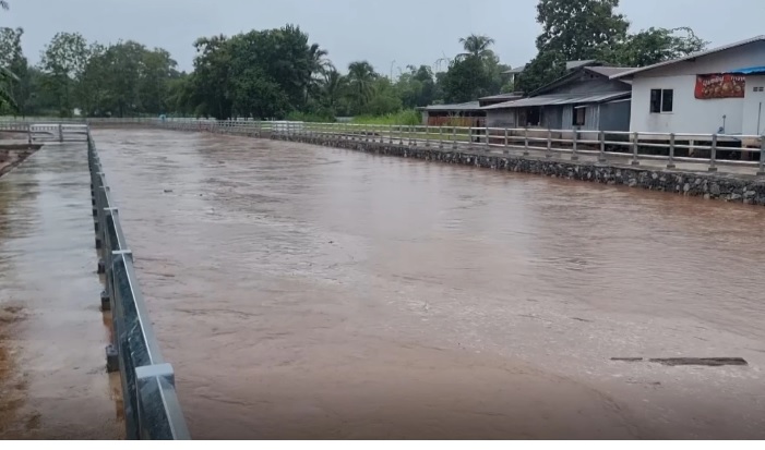 ด่านซ้ายอ่วม"น้ำป่าไหลหลาก"ทำถนนทรุดเตือนปชช.พร้อมอพยพ