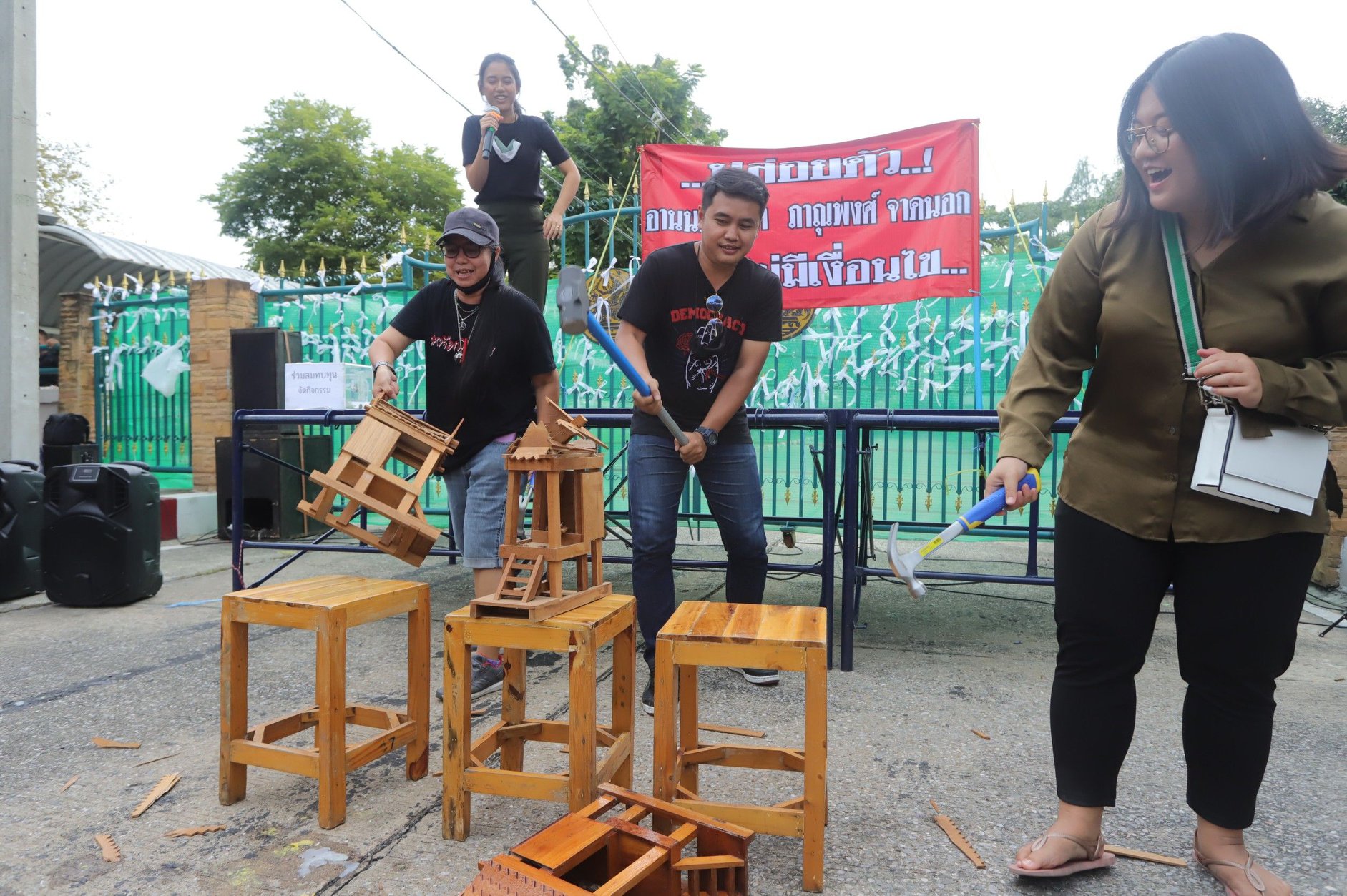 ทุบ "3ศาล" หน้าเรือนจำพิเศษกรุงเทพฯ