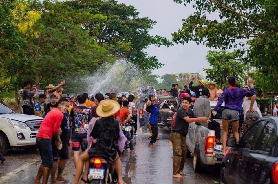  โคราชป้องเหตุความวุ่นวายนอภ.ปักธงชัยคุมเข้มปักป้ายขอคืนพื้นที่ 6 โมงเย็นต้องหยุด