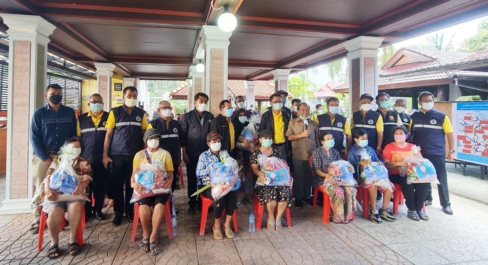 อธิบดีกรมทางหลวง ร่วมอดีต ส.ส.นัจมุดดีน ลุยแจกถุงยังชีพช่วยเหลือผู้ประสบภัยน้ำท่วม 