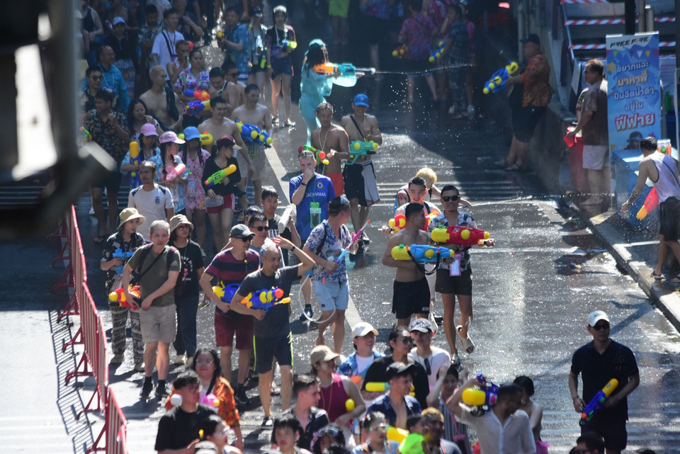 ฮอตสุดในกรุง! สีลมแน่นเอี๊ยด นักท่องเที่ยวแห่เล่นน้ำสงกรานต์วันสุดท้าย