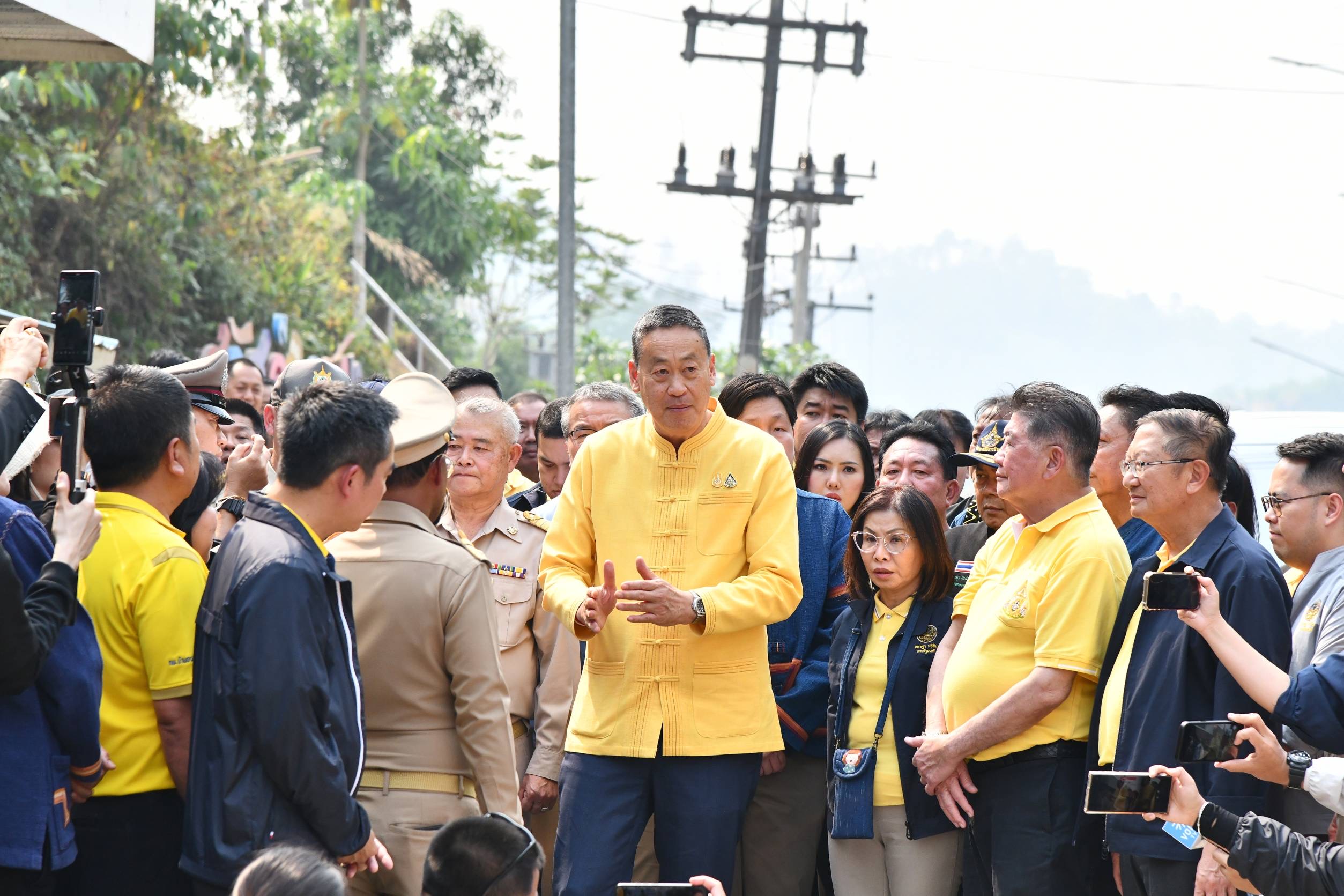 “นายกฯ” ตรวจจุดผ่านแดนถาวรบ้านฮวก เผยทบทวนมติครม.ยกเว้นพื้นที่ป่าสงวนพร้อมขยายถนน 4 เลน 