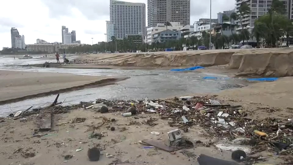  ชายหาดพัทยาพังหลายจุดหลังพายุฝนตกกระหน่ำนานข้ามคืน 