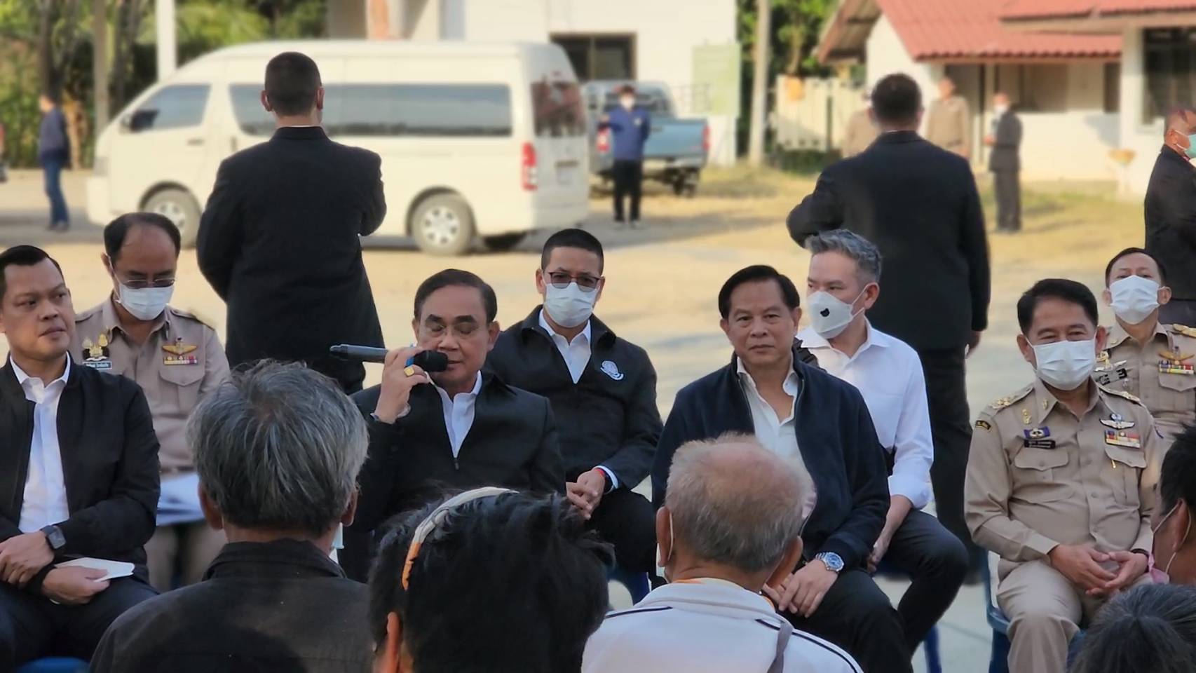 ชาวสุพรรณฯแห่รับ "บิ๊กตู่"สางปัญหาชาวบ้านไร้ที่ทำกิน 113 ราย ยันรักทุกคน พร้อมให้ความเป็นธรรม ปชช.ทั่วประเทศ