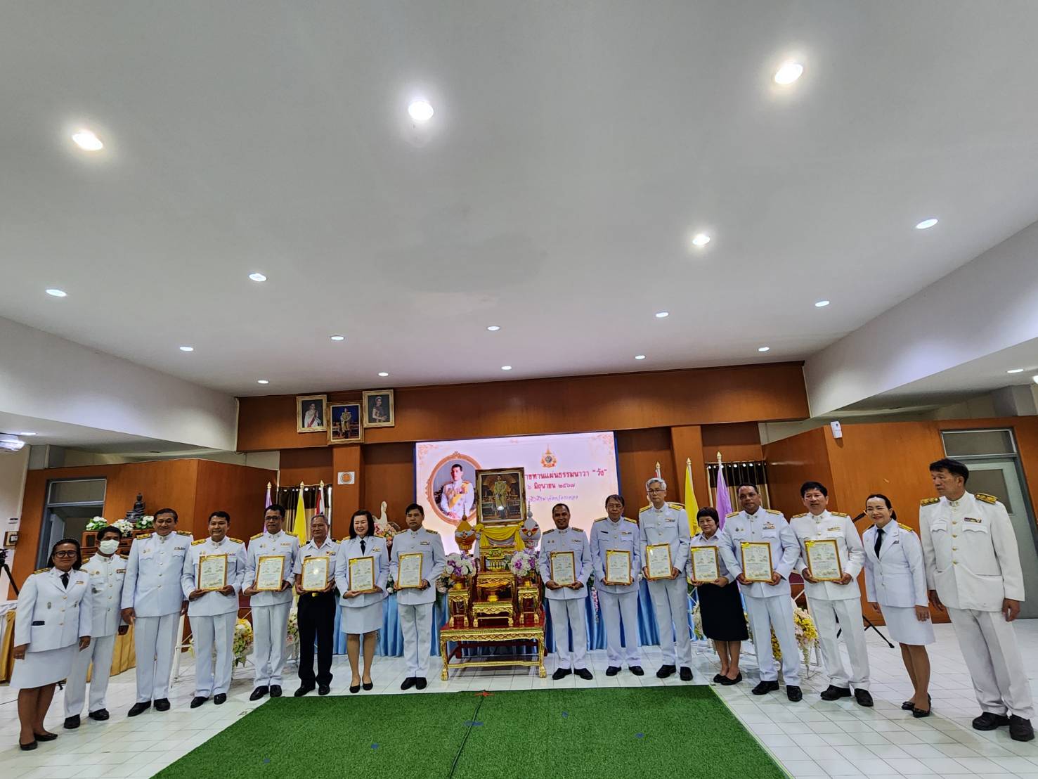 สถาบันการศึกษาอาชีวศึกษาใน จ.ระยอง รับพระราชทานแผ่นธรรมนาวา "วัง" ภาพวาดฝีพระหัตถ์พร้อมคติธรรม เป็นแนวทางปชช.ปฏิบัติ เพื่อพ้นทุกข์