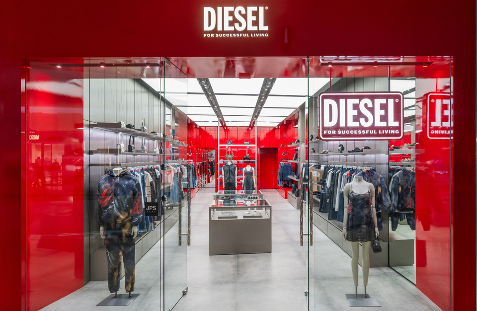 DIESEL เปิดตัวแฟล็กชิปสโตร์ใหม่ล่าสุด บนชั้น 2 ศูนย์การค้าเซ็นทรัล เอ็มบาสซี  พร้อมเผยโฉมคอลเลกชั่นสปริง/ซัมเมอร์ 2026