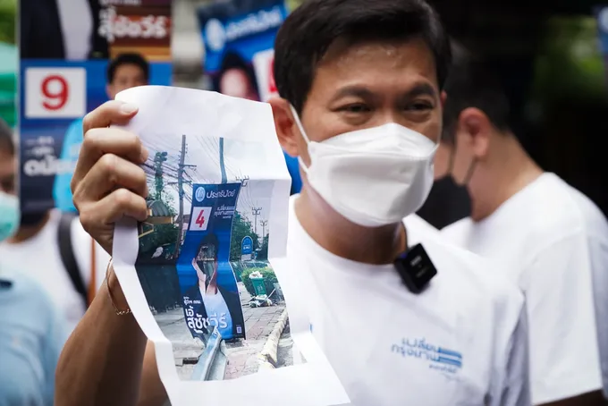 "เอ้ สุชัชวีร์" ลงพื้นที่ดุสิตย้ำนโยบายขายของได้ทุกวัน วอนหาเสียงสร้างสรรค์ไม่ทำลายป้ายคู่แข่ง