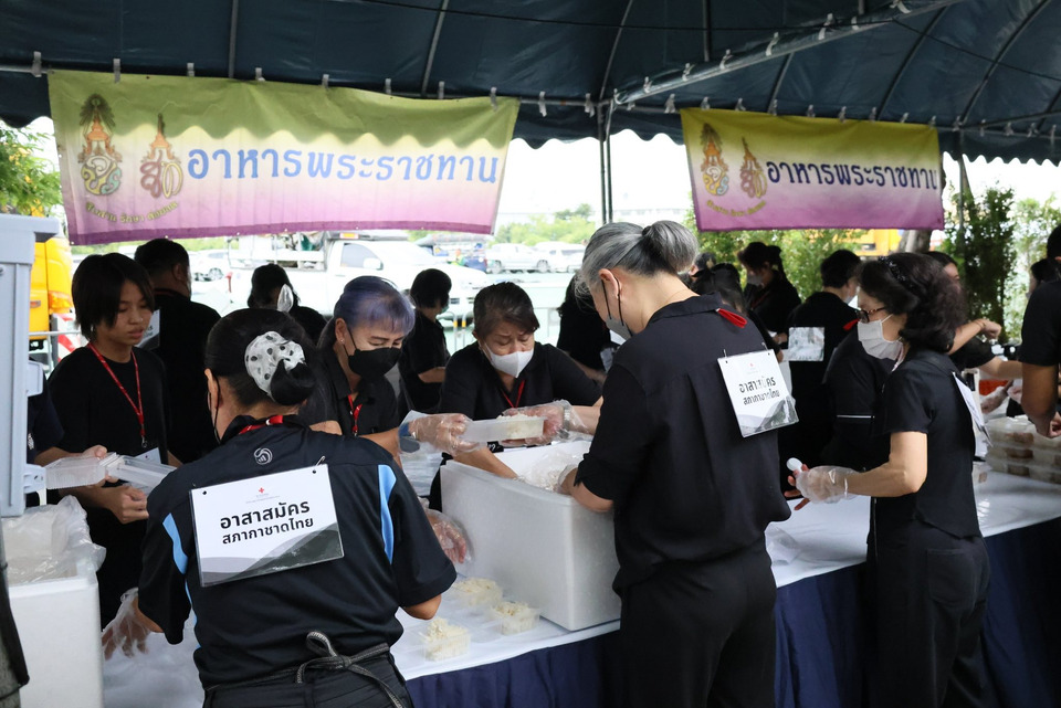สภากาชาดไทย ปฏิบัติงานจิตอาสาบรรจุอาหารพระราชทานบริเวณเต็นท์อาหารพระราชทาน