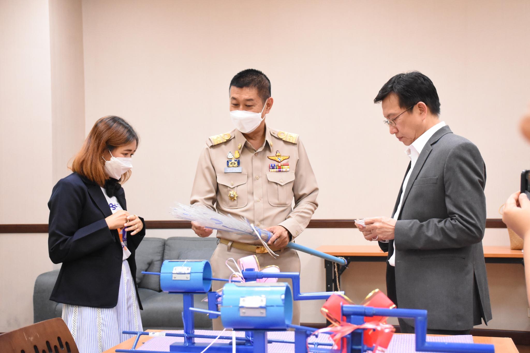 ผู้ว่าฯตรังรับมอบชุดอุปกรณ์ต้นแบบการทำไม้กวาดจากขวดพลาสติก