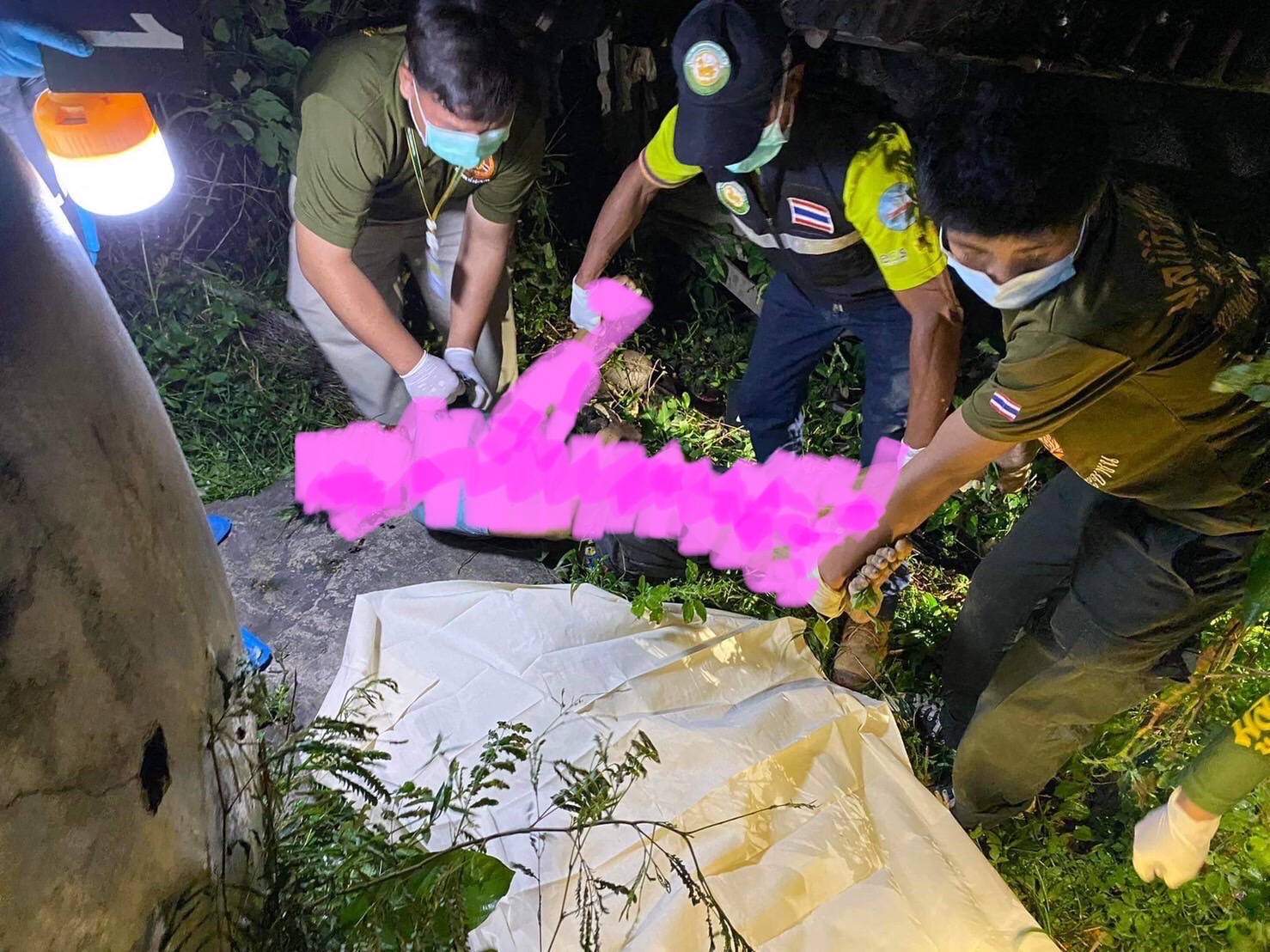 หลอนยาบ้า! "หนุ่มชัยภูมิ" คลุ้มคลั่งใช้มีดตะขอตัดอ้อยไล่ฟันตำรวจสาหัส ก่อนถูกยิงสวนดับ