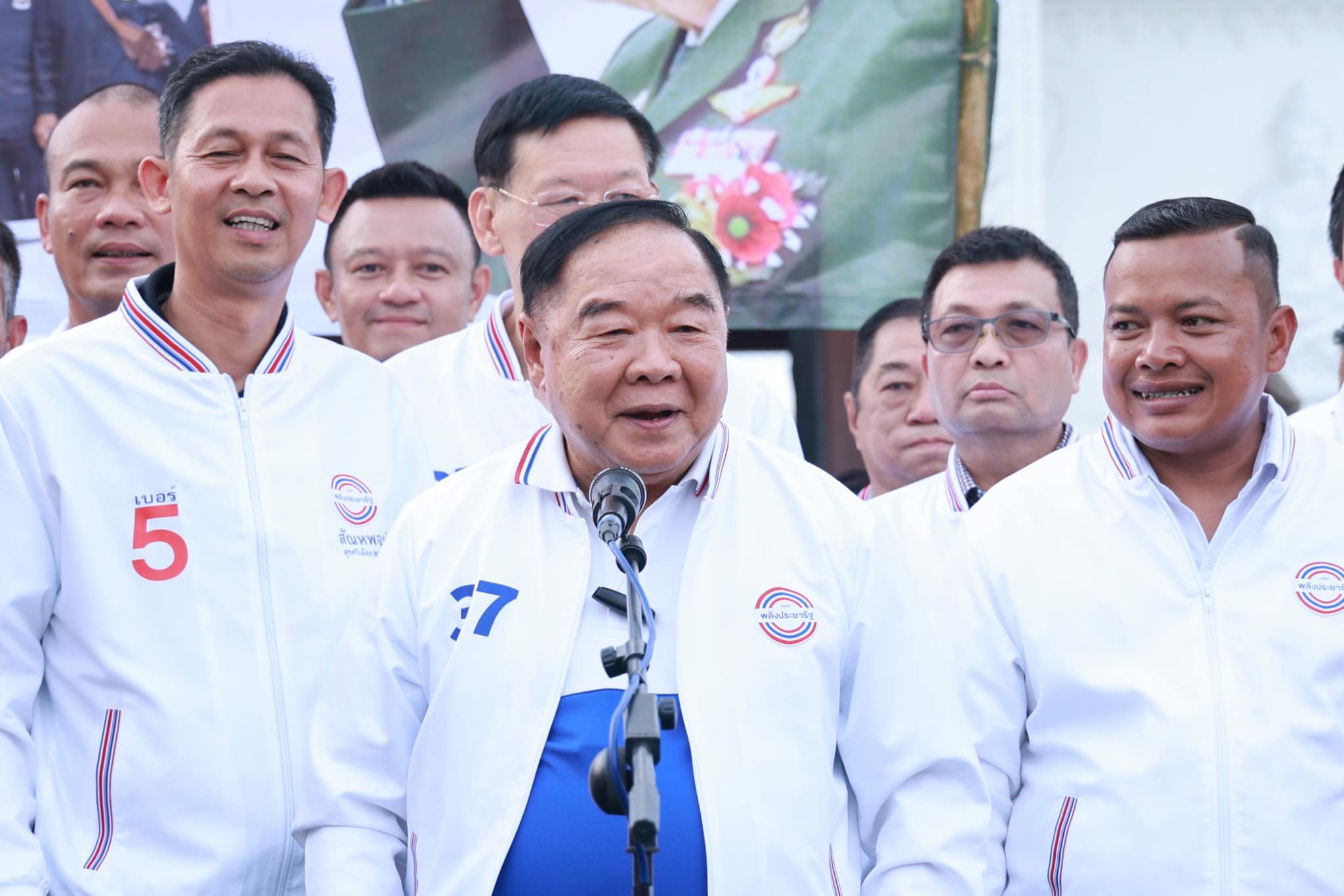 "ประวิตร" ควง "สนธิรัตน์" ประชุมกองทุนหมู่บ้าน ยันไม่มีนโยบายยุบ กทบ. พร้อมเพิ่มงบกองทุนละ 2 แสนบาท