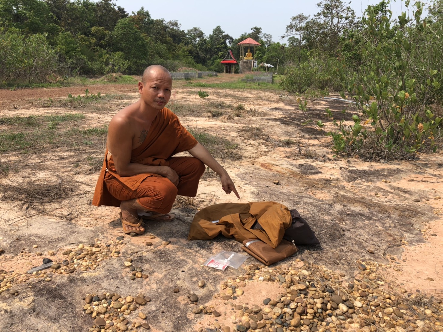 โจรแสบ ฉวยโอกาสช่วงโควิดฯระบาด ย่องงัดกุฏิพระหวังลักทรัพย์ ฉกกระเป๋าบัตรเอทีเอ็มหลบหนี  