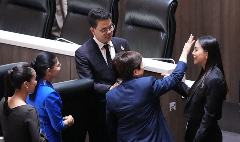 พักรบพบมิตรภาพ! “รักชนก” เดินทัก “ไชยชนก” กลางสภา ระหว่างถกงบฯ 70 รุ่นใหญ่ภูมิใจไทยโผกอด “มัลลิกา” ลูบหัวชื่นมื่น