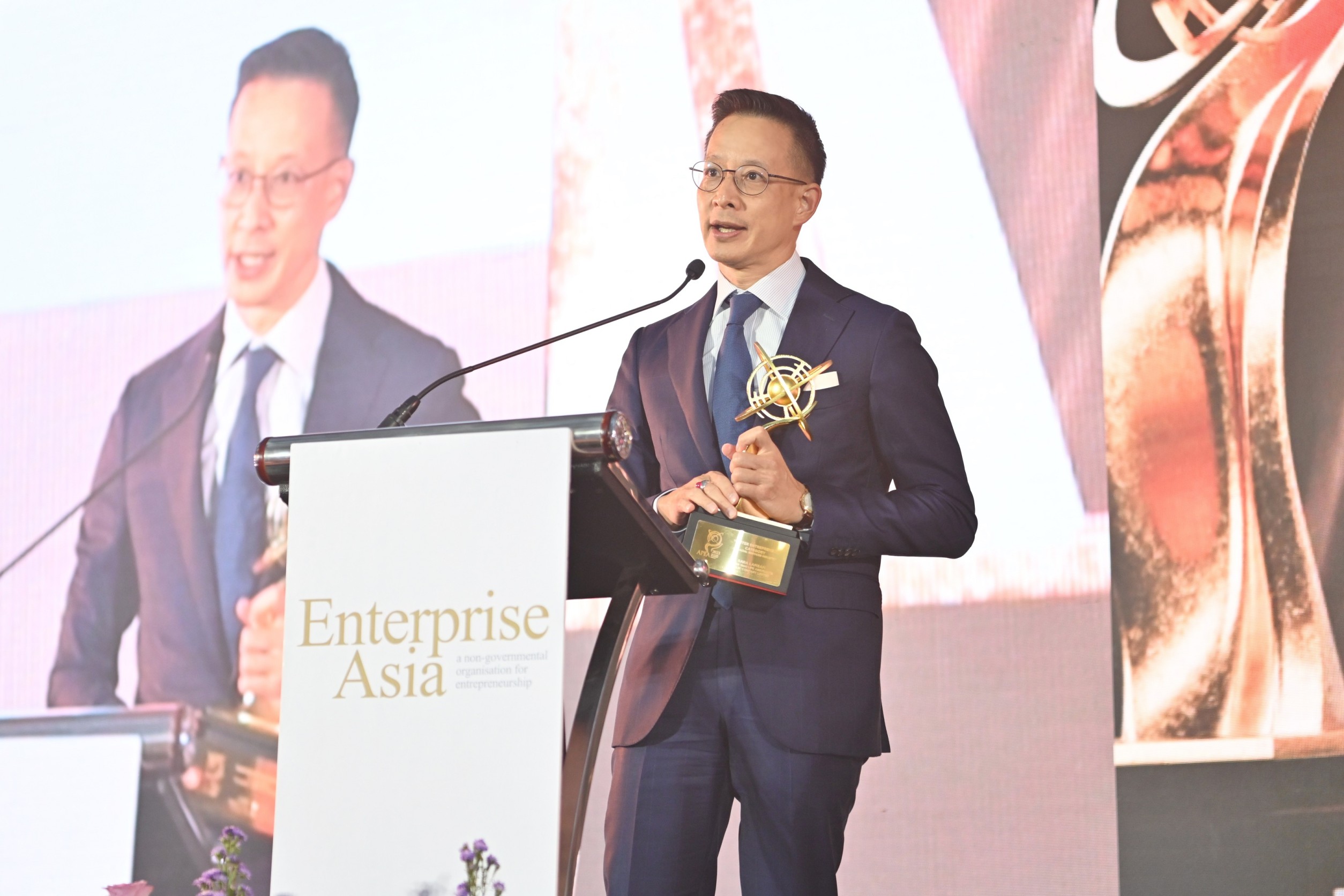สุดยอดผู้นำองค์กร “สาระ ล่ำซำ” คว้ารางวัล “Master Entrepreneur Award”ต่อเนื่องเป็นปีที่ 3  และรับ 2 รางวัลใหญ่ระดับสากล