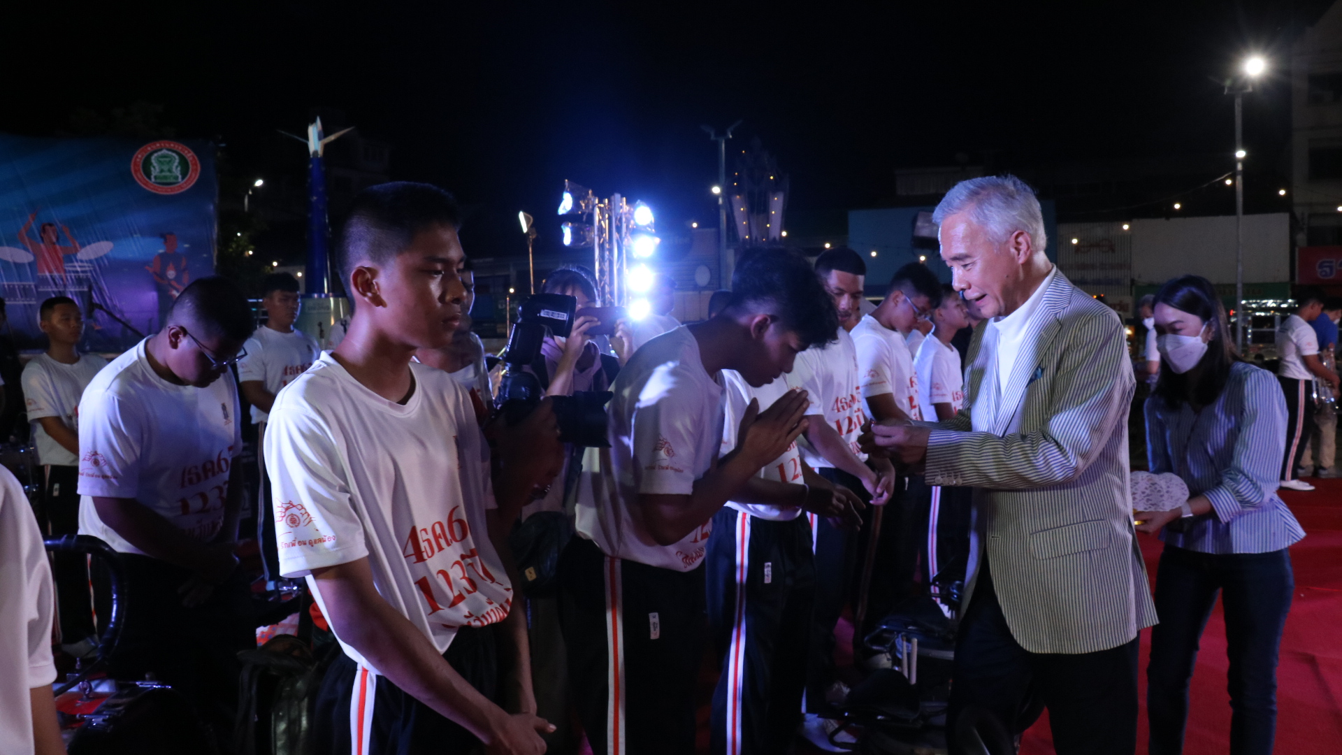 “สุวัจน์”มอบเหรียญหลวงพ่อคูณเป็นกำลังใจให้ 2 วงดุริยางค์ รวมทั้งฝากให้ผู้ว่าฯ ชัชชาติด้วย