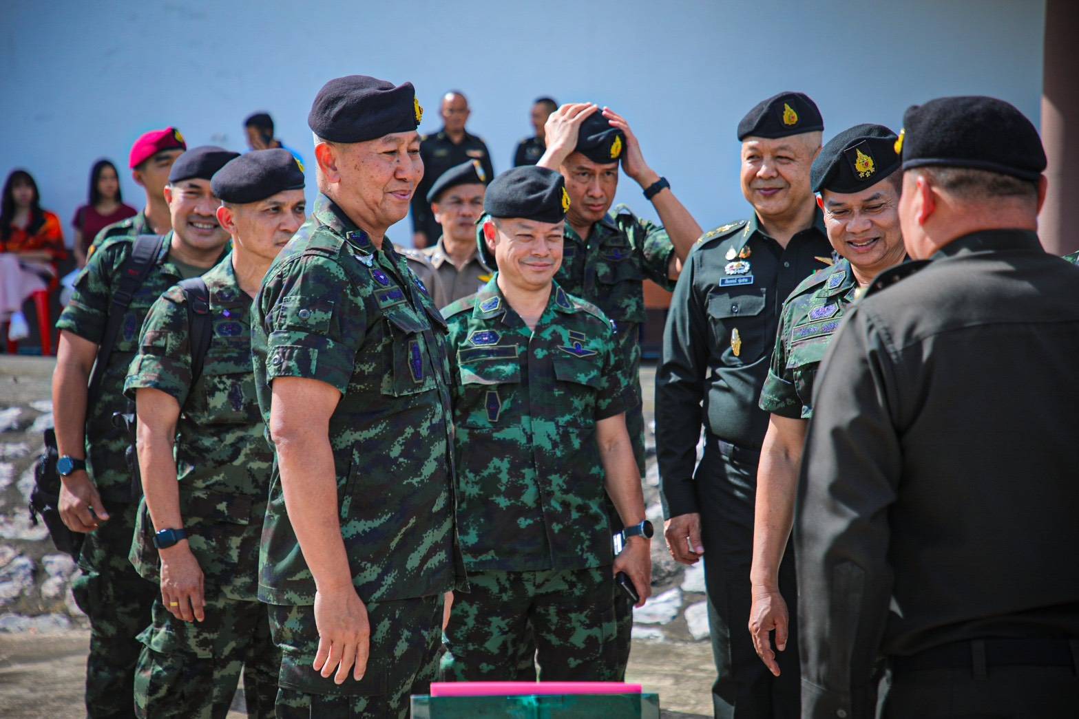 ผบ.ทบ.เยี่ยมหน่วยตรวจเลือกทหารภาคใต้ย้ำทุกกระบวนการยึดตามระเบียบโปร่งใสพร้อมเชิญชวนสมัครใจเป็นทหาร 