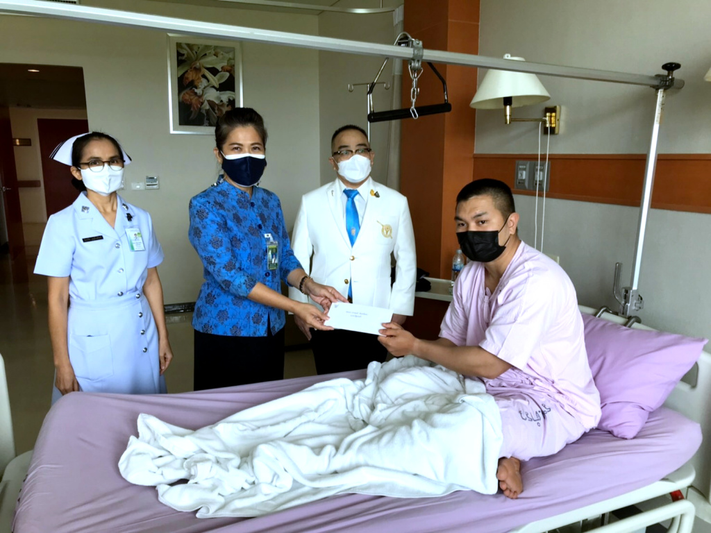 นายกฯ ส่งตัวแทนเยี่ยม ตร.9 ราย บาดเจ็บจากคุมม็อบ เสียใจชุมนุมทำประชาชนเดือดร้อน-ทรัพย์สินเสียหาย