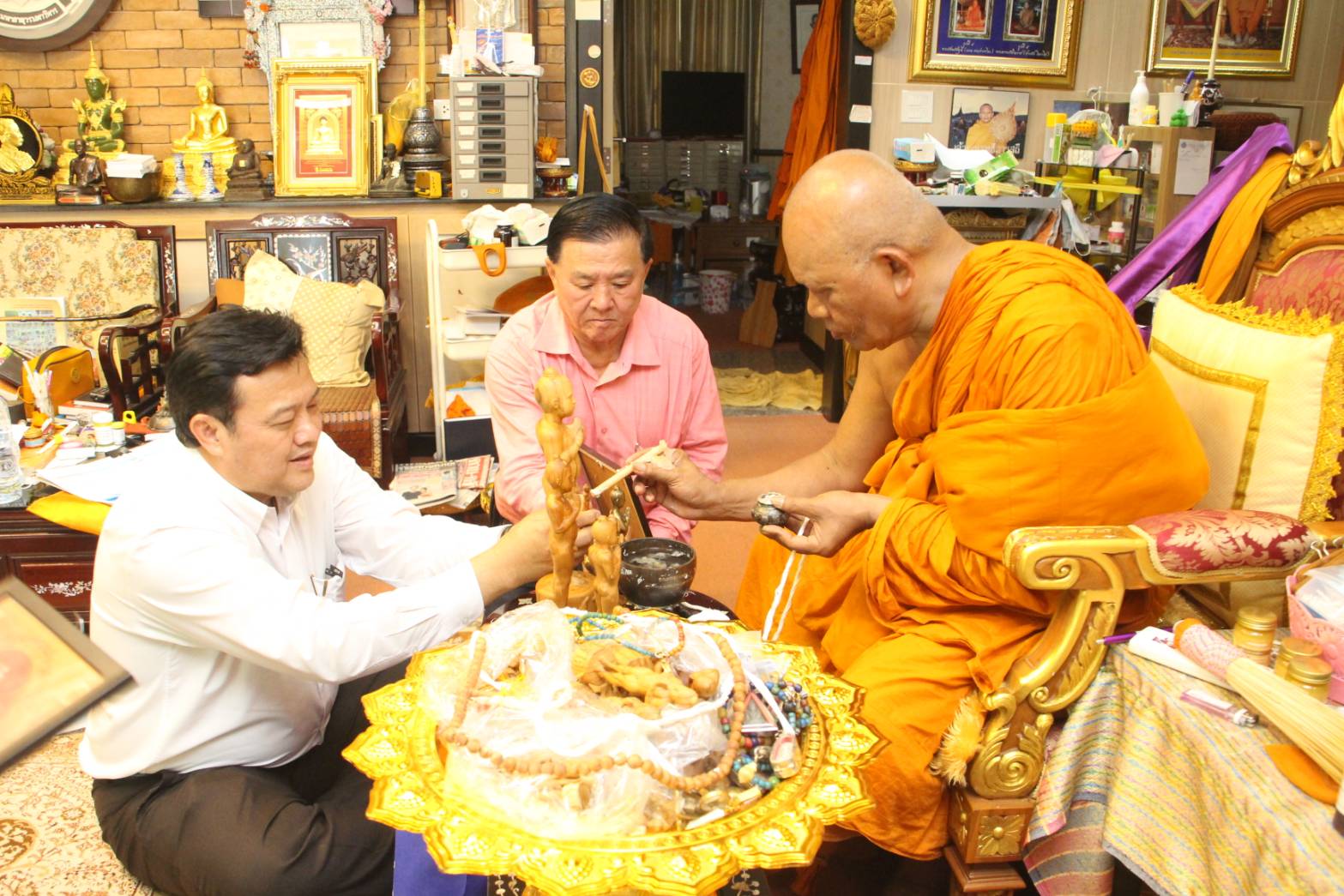  นายก สททท.นำไอ้ไข่ รุ่น "เสริมดวง ให้โชค รับทรัพย์" 
