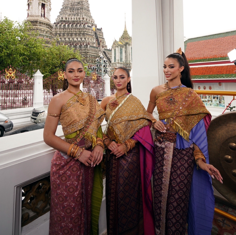 สวยหยาดเยิ้ม ! 3 สาวงาม Miss Universe 2022  เยี่ยมชมวัดอรุณฯ ในชุดไทยโบราณ 