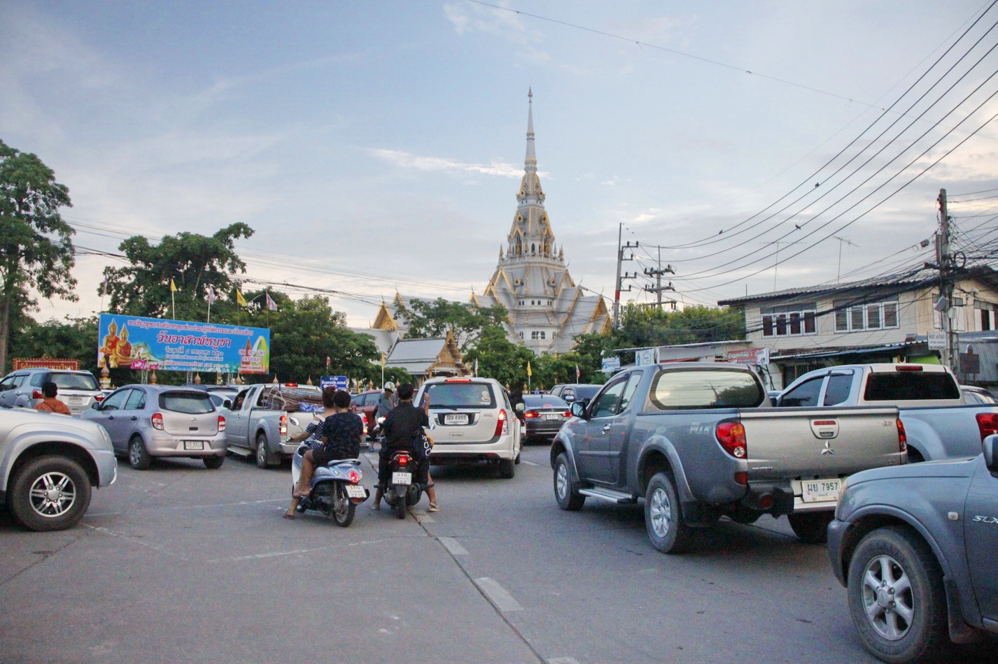 วุ่นสนามสอบ ก.พ.ตัดสัญญาณโทรศัพท์ ทำชาวบ้านกดรีโมทรถไม่ได้
