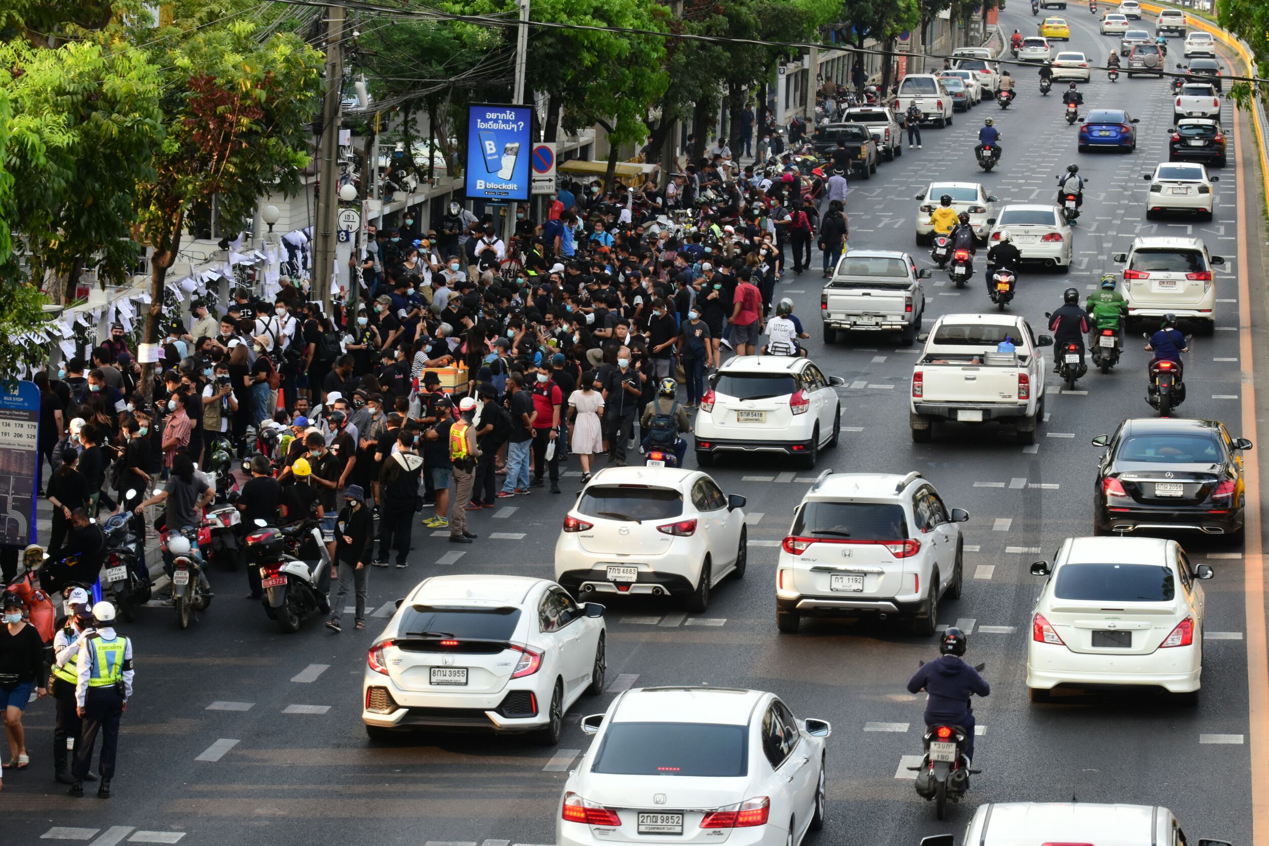 มาพรึ่บ! แนวร่วมมธ.แต่งดำวางพวงหรีดหน้าศาลจี้ปล่อยตัวแกนนำ (ประมวลภาพ)